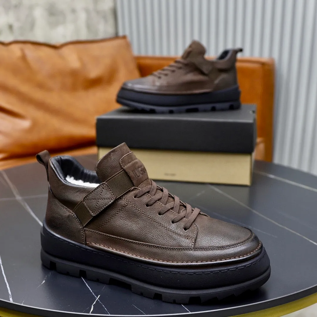 Ex-factory price: 640💰Thick wool imported from Australia Brand: UGG genuine purchasing agent Size: 38-44 Grade: Official website 1:1 Material: First layer of genuine leather waterproof and antifreeze upper Real wool lining Original non-slip soft wear-resistant outsole Style category: Men's casual shoes Trendy style Comfortable on the feet Color: Official website color synchronization